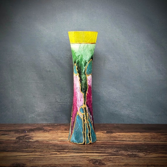 Handbemalte Glasvase, schlank und hoch, Design in Gelb, Rosa und Gold, moderne Schreibtischdekoration, handgefertigtes Geschenk fürs Büro