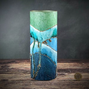 Handbemalte Glasvase in Grün & Blau – Kollektion ZEN – Bronze-Akzente – Künstlerisches Statement-Dekor – Einzigartiges handgemachtes Geschenk