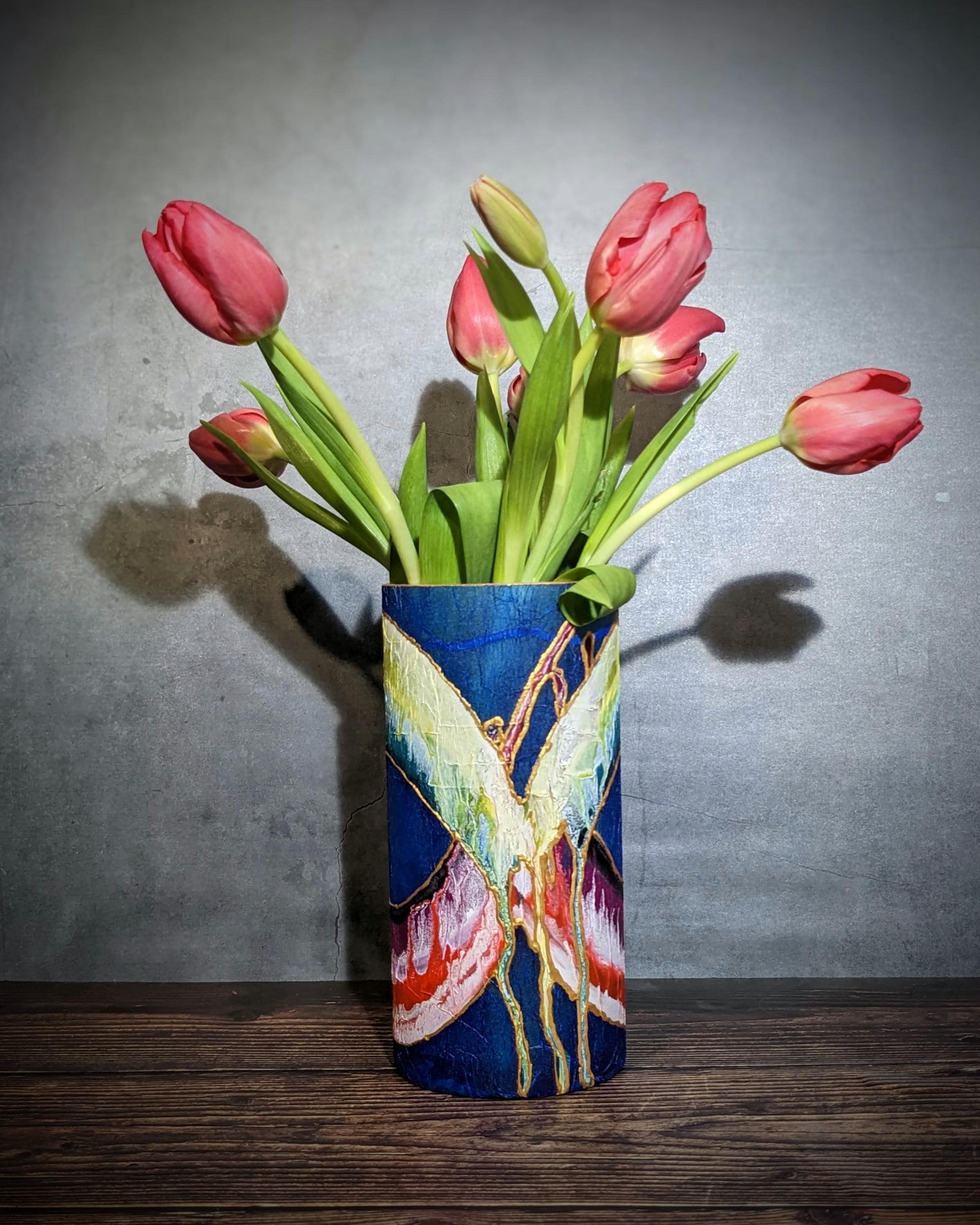 ブルーガラス花瓶 – 職人による手描きギフト – 抽象的なゴールドの