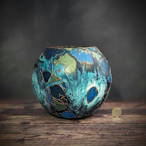 Könnte beinhalten: Eine blaue und grüne Keramikvase mit goldenen Akzenten. Die Vase hat ein wirbelndes Muster und ist handbemalt.