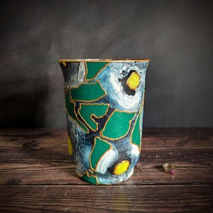 Vase en verre peint à la main – Vert émeraude, bleu et or – Vase ouragan à large ouverture – Motif floral abstrait – Centre de table – 18 cm / 7 pouces