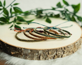 Macrame bracelet Kalea - glitter accents - customizable, choice of yarn color