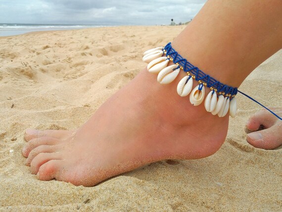 15 Adorable DIY Anklets To Show Off On The Beach