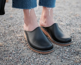 Women's black vegetable tanned leather slippers, Handmade leather sandals, Clogs from Sweden,  Docksta slip-on, Handmade in Sweden.