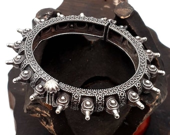 Antieke armband Rajasthani Indiase ceremoniële grote manchet etnische Rajasthan spikes armband Tribal statement zilveren manchet vintage etnische armband