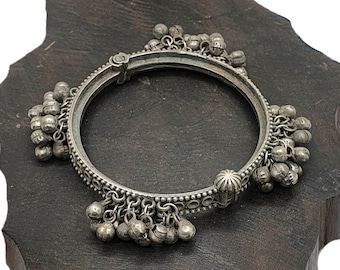 Antieke handgemaakte armband, Rajasthani Indian Bells ceremonieel groot manchet, slaven tribal vintage buikdanseres etnische sieraden