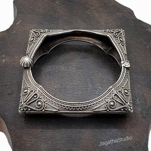 Bracciale antico Rajasthani Bracciale cerimoniale indiano grande Bracciale etnico del Rajasthan Bracciale tribale con dichiarazione Bracciale etnico vintage