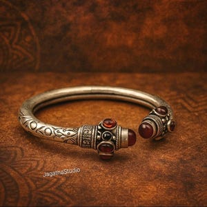 Bracciale rigido tribale con pietre preziose, bracciale boho con turchese, rubino, onice, corallo e tormalina