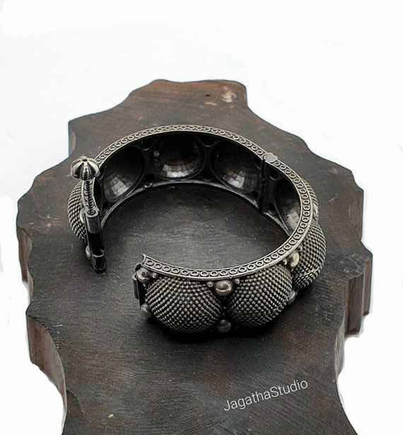 Bracelet Indien 'Le Bain Argent' En Laiton - 21 Cm De Long, 1.3 Cm De Large - Style Serpent Plat