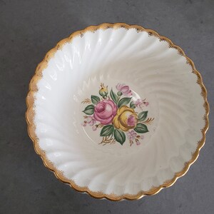 Royal China &quot;Quban Royal&quot; Runde Veggie Schale ,Rosa & Gelbe Rosen Wirbel Form Garantiert 22K Gold Borte