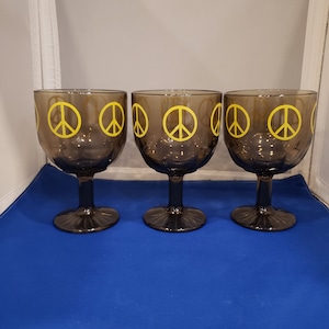 Juego de 3 copas de postre o bebida con el signo de la paz de vidrio vintage, marrón con signo de la paz amarillo