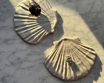 Set of 2 Shell spoon rests ceramic spoon rest kitchen decor minimalistic pearl white spoon rests kitchen decor organic farmhouse kitchen