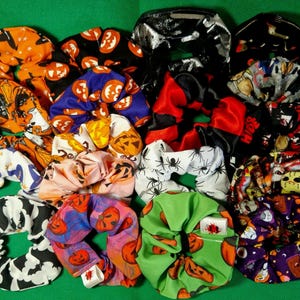 Halloween-scrunchies: spookachtige haaraccessoires/haarelastiekjes