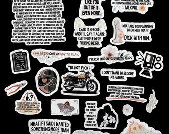Könnte beinhalten: Eine Sammlung verschiedener Aufkleber mit Text und Illustrationen auf schwarzem Hintergrund. Die Aufkleber zeigen Sätze wie "Caught Up" und "As much as I like you in this dress, I like you out of it even more."