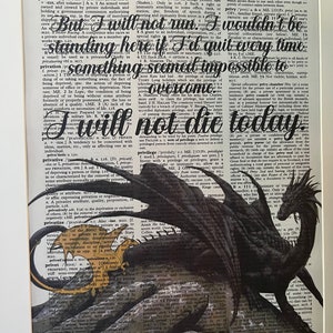 K&ouml;nnte beinhalten: Ein Schwarzwei&szlig;bild eines Drachen mit ausgebreiteten Fl&uuml;geln. Der Drache sitzt auf einem Felsen, im Hintergrund ist eine W&ouml;rterbuchseite zu sehen. Die W&ouml;rterbuchseite enth&auml;lt das Wort "privateer" und den Satz "Ich werde heute nicht sterben".