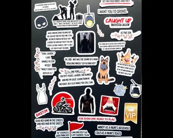 Könnte beinhalten: Eine Sammlung von Aufklebern auf schwarzem Hintergrund. Die Aufkleber zeigen verschiedene Designs, darunter Text, Silhouetten und Illustrationen. Einige Aufkleber enthalten Sätze wie "Get on your knees and prey" und "Caught Up".