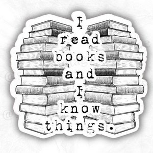 Op de afbeelding: Zwart-witte illustratie van een stapel boeken met de tekst "Ik lees boeken en ik weet dingen."
