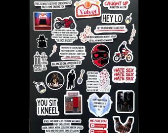 Könnte beinhalten: Eine Sammlung verschiedener Aufkleber mit Text und Grafiken auf schwarzem Hintergrund. Die Aufkleber zeigen Sätze wie "Hate Sex", "You Sit I Kneel" und "Me For You". Weitere Aufkleber zeigen ein Motorrad, einen Helm und einen Hund.