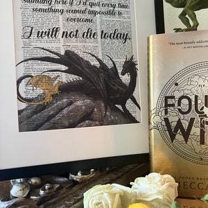 K&ouml;nnte beinhalten: Ein gerahmter Druck mit einem Schwarzwei&szlig;bild eines Drachen auf einer W&ouml;rterbuchseite. Der Text auf der Seite lautet "Aber ich werde nicht rennen. Ich w&auml;re nicht hier, wenn ich jedes Mal aufgeben w&uuml;rde, wenn etwas unm&ouml;glich zu &uuml;berwinden schien. Ich werde heute nicht sterben."