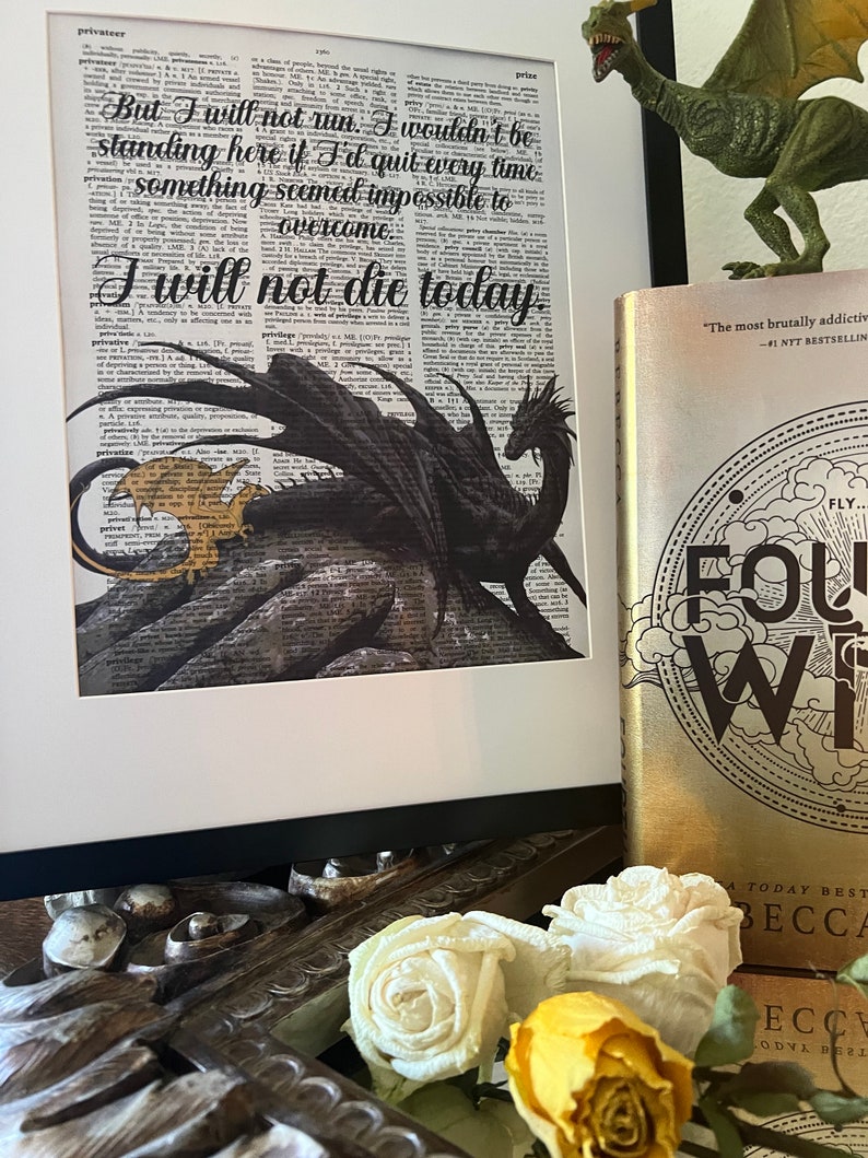 K&ouml;nnte beinhalten: Ein gerahmter Druck mit einem Schwarzwei&szlig;bild eines Drachen auf einer W&ouml;rterbuchseite. Der Text auf der Seite lautet "Aber ich werde nicht rennen. Ich w&auml;re nicht hier, wenn ich jedes Mal aufgeben w&uuml;rde, wenn etwas unm&ouml;glich zu &uuml;berwinden schien. Ich werde heute nicht sterben."