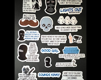 Könnte beinhalten: Eine Sammlung verschiedener Aufkleber mit humorvollen und kantigen Texten und Illustrationen. Designs umfassen einen Schädel, eine Katze, einen Schnurrbart und Sätze wie "Lights Out" und "Sounds Kinky."