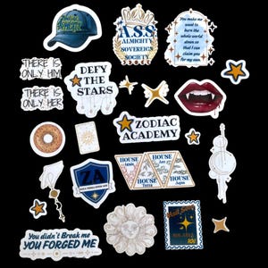 Könnte beinhalten: Eine Sammlung von Aufklebern mit verschiedenen Designs und Texten. Enthält eine Baseballkappe mit "Zodiac Academy Pinball", einen Aufkleber mit "A.S.S. Almighty Sovereign Society" und einen Aufkleber mit Vampirlippen. Weitere Aufkleber haben Sätze und Sterndesigns.