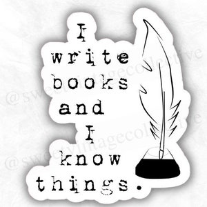 Op de afbeelding: Zwarte en witte sticker met een citaat dat luidt "Ik schrijf boeken en ik weet dingen." Een zwarte inktpot met een pen bevindt zich aan de rechterkant van de sticker.
