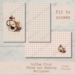 Puede incluir: Un fondo de pantalla digital para teléfono y escritorio con un patrón de cuadros marrones y blancos y una ilustración de acuarela de una cafetera y tazas de café. El texto "Coffee First" aparece en el fondo de pantalla.