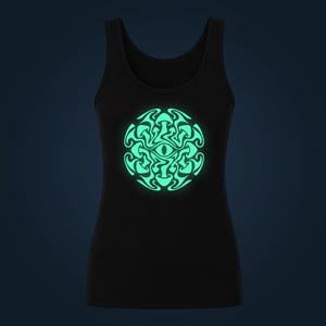 Può includere: Una canotta nera con una grafica circolare centrale di colore verde chiaro luminoso. Il design è composto da un occhio stilizzato circondato da un intricato motivo di forme di funghi interconnesse con linee fluide e organiche.