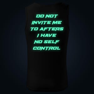 Do Not Invite Me To Afters glow in the dark tanktop voor heren met print op de achterkant