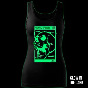 Op de afbeelding: Zwart tanktop met een groene glow-in-the-dark afbeelding van een schedel in een computerfoutmelding die "FATAL ERROR" luidt. Het bericht bevat ook een "OK"-knop.
