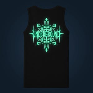 Op de afbeelding: Een zwart hemd met een lichtgevende mintgroene afbeelding op de borst. Het ontwerp toont het woord UNDERGROUND in een scherp, gestileerd lettertype, gelaagd over een geometrische, kristalachtige stervorm met scherpe randen en lijnen.
