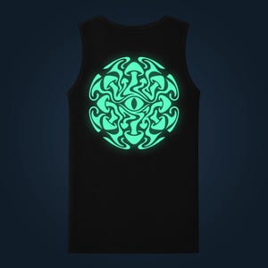 Könnte beinhalten: Ein schwarzes Tanktop mit einer kreisförmigen Grafik auf der Brust. Das Design besteht aus leuchtend hellgrünen, abstrakten, wellenförmigen Pilzformen, die in einem radialen Muster angeordnet sind, mit einem einzelnen Auge in der Mitte.