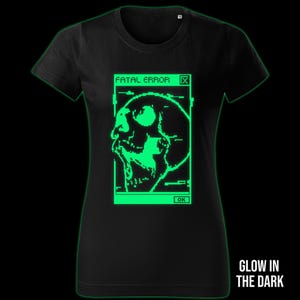 Könnte beinhalten: Schwarzes T-Shirt mit einem grün leuchtenden Pixel-Schädel in einem Computerfenster mit dem Text "FATAL ERROR" und "OK".