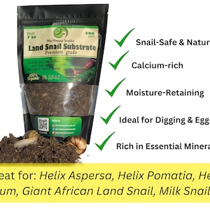 Puede incluir: Una bolsa de 200 gramos de sustrato para caracoles terrestres 100% orgánico, etiquetada "My Happy Snails Land Snail Substrate Premium Grade". El sustrato es marrón y parece estar hecho de fibra de coco triturada. La bolsa está sobre un fondo blanco con marcas de verificación verdes y texto que describe los beneficios del producto, incluyendo ser seguro para los caracoles, rico en calcio, retenedor de humedad, ideal para cavar y poner huevos, y rico en minerales esenciales. El texto también indica que el sustrato es ideal para Helix Aspersa, Helix Pomatia, Helix Lucorum, caracol terrestre gigante africano, caracoles de leche, etc.