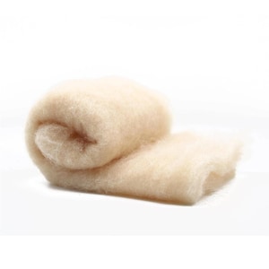 Op de afbeelding: Een rol natuurlijke beige wolroving, een zachte en pluche vezel die wordt gebruikt voor het spinnen van garen, vilten en andere ambachten.