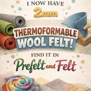 Op de afbeelding: Een collectie thermoformbaar wolvilt in diverse kleuren, inclusief rollen en platte vellen. De tekst luidt: NEW! I NOW HAVE 2mm THERMOFORMABLE WOOL FELT! FIND IT IN Prefelt and Felt. Kleine stervormen zijn verspreid over de achtergrond.