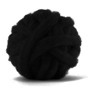 Peut inclure: Une pelote de laine noire.