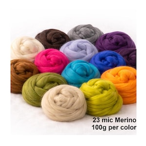 Könnte beinhalten: Eine Auswahl an farbenfrohem Merino-Wollvlies in verschiedenen Farbtönen, darunter Braun, Rosa, Blau und Grün. Das Bild zeigt mehrere Wollknäuel, jedes mit 100g pro Farbe, ideal für Textilkunstprojekte.