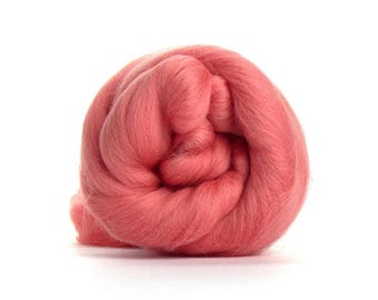 Needle felting wool roving Merino wool 23 mic Spinning fiber Wet felting wool top Salmon Pale coral Petal pink