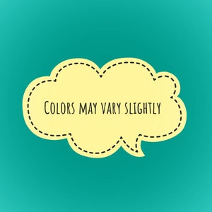 K&ouml;nnte beinhalten: Eine gelbe Wolken-Grafik mit schwarzer gestrichelter Umrandung und dem Text "COLORS MAY VARY SLIGHTLY" auf t&uuml;rkisem Hintergrund. Der Text ist in einer einfachen, serifenlosen Schriftart.
