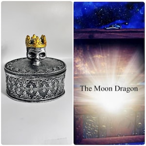 Puede incluir: Una caja redonda plateada con detalles ornamentados y un asa con forma de calavera coronada con una corona dorada. La caja tiene un patrón decorativo alrededor de los lados. La imagen también incluye un gráfico con el texto "The Moon Dragon".