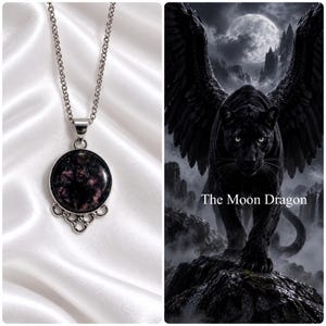 Può includere: Una collana color argento con un ciondolo circolare contenente una pietra scura con venature nere e viola. Il ciondolo presenta una base decorativa smerlata ed è appeso a una catenina sottile. Accanto, un'immagine di una pantera alata.