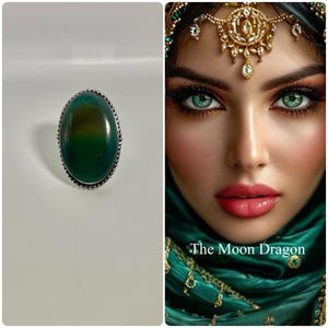Puede incluir: Anillo ovalado con una piedra verde grande y un borde plateado con cuentas. La piedra tiene un degradado de color, pasando del verde oscuro a un tono más claro. El anillo está sobre un fondo blanco.