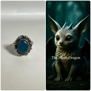 Może przedstawiać: Srebrny pierścionek z owalnym, niebiesko-zielonym kamieniem. Pierścionek ma ozdobny, kwiatowy wzór wokół kamienia. Obok pierścionka znajduje się cyfrowa ilustracja uroczego, szarego smoka z napisem "The Moon Dragon".