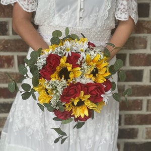 Ramo de girasoles y rosas Boda rústica Boda de otoño Ramos de novia rústicos y elegantes Boda con girasoles