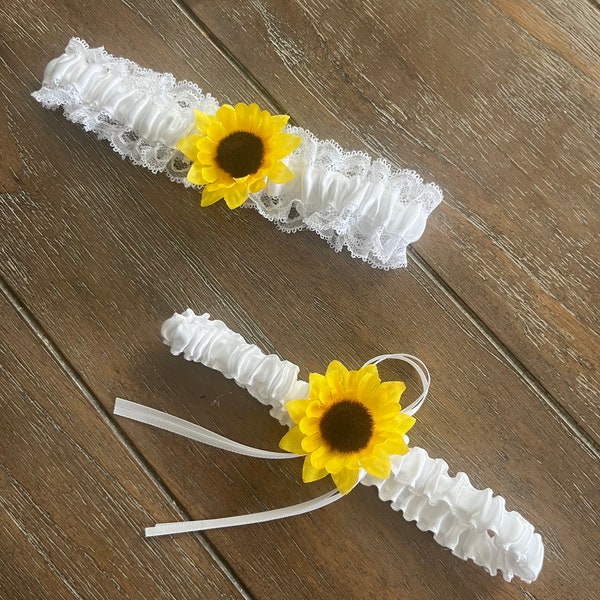 White sunflower keepsake and toss garter Sunflower wedding Country wedding Fall wedding