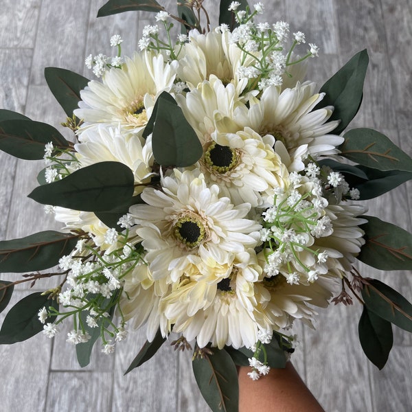 Daisies and baby’s breath bouquet Gerbera daisies and greenery bride bouquet