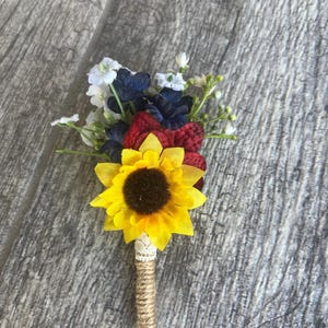 Boutonniere de color burdeos y azul marino para boda rústica con diseño de girasol