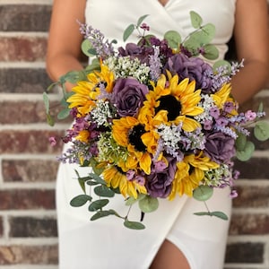 Ramo de girasoles y rosas moradas: flores de seda para bodas